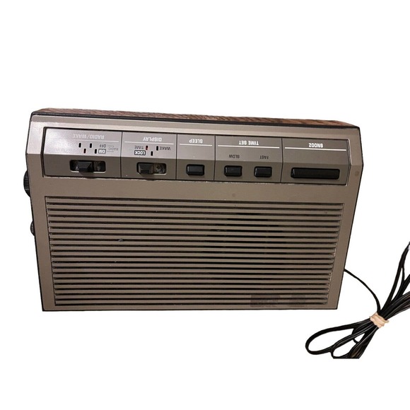 Vintage General Electric GE Alarm Clock Radio Model 7-4642B - Picture 3 of 10